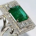 Anello classico con zircone verde taglio smeraldo e halo baguette in castone d'argento - US 6 / Verde