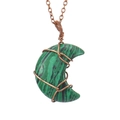 Dettaglio del pendente a mezzaluna in malachite fatto a mano con filo di rame e catena di bronzo - Malachite Sintetica