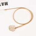 Dettaglio di cintura elastica dorata a molla con fibbia a mela di lusso in strass - 60-80cm / 12 Mela / Oro