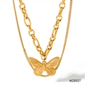 Détail d'un collier double épaisseur doré avec chaîne à maillons et pendentif papillon - Collier Double Rang Papillon Doré (KCD527)