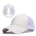 Dettaglio del cappellino da baseball bianco in mesh con apertura per coda di cavallo alta - Taglia Adulto (Regolabile) / Bianco