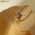 Detalle macro de anillo de acero dorado con incrustación de piedra natural lila 1,2 cm - Piedra en Bruto Púrpura - Cadena de Oro