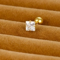 Primer plano de pendiente de circonita cuadrada dorada con cierre de bola roscada - 4mm / Dorado