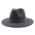 Dettaglio cappello fedora in lana grigia con nastro intrecciato oliva e fibbia in metallo - M (56-58cm) / Grigio scuro