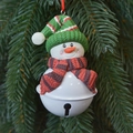 Campanella pupazzo di neve di Natale con cappello verde e sciarpa a righe sull'albero - Pupazzo di neve con sciarpa a fiocco