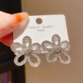 Vue détaillée des boucles d'oreilles fleur en argent S925 avec zircons étincelants - Tige en Argent 925 - Clou Fleur à Cinq Pétales Argentée