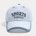 Détail d'une casquette de baseball en mesh bleu clair avec texte Sports brodé - 54cm 3-8 Ans / Bleu clair