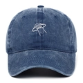 Detaillierte Stickerei eines weißen UFOs auf einer gewaschenen Vintage Denim Kappe - Marineblau