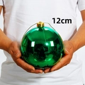 Grüne 12cm glänzende Weihnachtskugel in Händen gehalten um die Größe zu verdeutlichen - Glänzender Stil / 1 Stück (12cm) / Grün