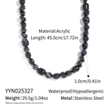 Vue détaillée du collier en perles d'acrylique noires avec dimensions et caractéristiques - Collier de Perles Irrégulières Noir (YYN025327)
