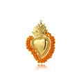 Primer plano detallado de un colgante de corazón dorado con cuentas naranjas y diseño de llama - Naranja