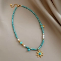Collana etnica vintage con perle turchesi e ciondolo a sole su sfondo di raso lucido - Collana - Oro - Blu