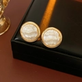 Detail von 16K vergoldeten Ohrringen mit weißem Strukturkern und goldenem Metallrand - Silbernadel / Rund (Vergoldet) / Beige