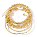 Set di bracciali dorati multistrato con catena cubana e polsino aperto su sfondo bianco - Oro / Set da 4 Pezzi