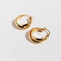 Minimalistische doppellagige Goldohrringe mit poliertem, gedrehtem Metalldesign - Gold