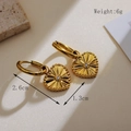 Vintage Herz-Ohrringe in Gold mit Sonnenstrahl-Textur und kleinem Kristallakzent - Weißer Zirkon Sonnenstrahl Herz