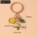 Detail view of sunflower bee keychain with dimensions 6.9cm and weight 8.9g - Bee Leaf Flower