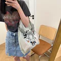 Borsa tote beige con ricamo a cavallo e manici in corda indossata sulla spalla - M / Ricamo di Cavallo Grigio Chiaro
