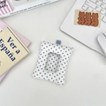 Détail du porte-carte en coton à pois bleus avec fenêtre transparente et boucle - Bleu à pois