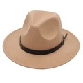 Détail d'un chapeau fedora en feutre kaki avec ceinture en cuir noir et boucle argentée - 54cm / Camel