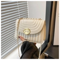 Détail du sac à bandoulière en cuir blanc matelassé avec fermoir doré et chaîne - Blanc