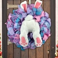 Corona de conejo de Pascua con cintas coloridas en una puerta de madera rústica - Conejo de Pascua Modelo 03
