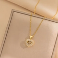 Elegante gouden dubbele hart hanger ketting met kristallen op een beige juwelendoosje - Bewegend Hart / Goud