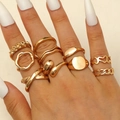 Detail eines 10-teiligen Goldminimalistischen Ringsets an den Fingern eines Models - Goldene Geometrische Ringe (0332)