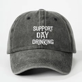 Dettaglio del ricamo bianco SUPPORT DAY DRINKING sul cappello grigio lavato - Nero