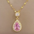 Primer plano de collar de gota dorado con gema rosa y pavé de circonitas blancas - D233 Collar (Cadena de Acero al Titanio Colgante de Cobre)