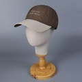 Dettaglio cappello bicolore con ricamo FOLLOW OWN PATH e occhielli di ventilazione - M (56-58cm) / Contrasto Caffè Scuro/Beige