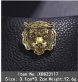 Spilla a testa di tigre oro vintage con trama di pelliccia su sfondo in pelle nera - Testa di Tigre Bronzo (XD823117)