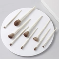 9-teiliges Make-up-Pinsel-Set mit cremefarbenen Griffen und braunen Synthetikborsten - 10 Stück Mit OPP-Beutel