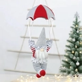 Detail eines hängenden Weihnachts-Wichtel-Fallschirms mit gemütlicher festlicher Beleuchtung - Grau