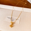 Vergulde bloem hanger ketting met zirkoon kristallen op een beige sieradendoos - Goud (Echt Goud Verguld)
