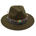 Dettaglio del cappello fedora in lana verde militare con perline etniche e turchese - Taglia unica (Tesa piatta) / Verde Militare