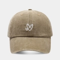 Détail d'une casquette de baseball kaki délavé avec broderie de double cœur blanc chic - Réglable / Kaki