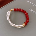 Détail du bracelet en perles d'agate rouge et perles blanches avec accents dorés - Bracelet Perle Agate Rouge Blanc