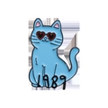 Spilla gatto in smalto azzurro con occhiali a cuore rossi e design 1989 - Gatto blu occhiali da sole 1989 (QHXZ404)