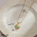 Détail du pendentif turquoise avec cadre doré ondulé sur chaîne serpent de 40+5 cm - Médaillon/Bord Ondulé