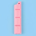 Penna a sfera rosa a forma di cioccolato con segni di morsi su uno sfondo azzurro - Rosa