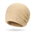Gorro de punto beige para mujeres mayores con emblema metálico M plateado suave - Beige