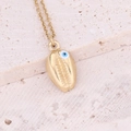 Makroaufnahme von goldenem Muschelanhänger mit blauem Auge an Edelstahlkette - Muschel Blaues Augen-Stil (11#)