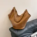 Élégant sac sous le bras en cuir marron vintage avec des détails en métal doré chic - Marron