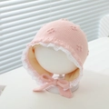 Detail der rosa gestrickten Babymütze mit weißem Spitzenbesatz und Bindebändern - 6-18 Monate / Rosa