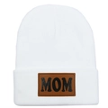 Vue détaillée du bonnet en tricot blanc avec écusson MOM en cuir brun et texture - Adulte Élastique / MOM-Blanc