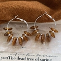 Boucles d'oreilles créoles avec perles marbrées brunes et accents argentés chic - Tige de boucle d'oreille en argent - Café