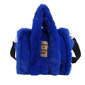 Dettaglio della borsa tote in peluche blu reale con etichetta in pelle e consistenza morbida - Blu scuro