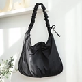 Bolso de hombro media luna de nailon negro con asa fruncida y detalle de lazada - Negro