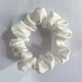 Chouchou élégant en satin blanc avec finition soie brillante et texture plissée - Nouveau Blanc